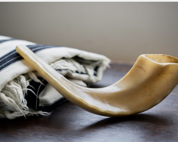 Shofar blowing-min